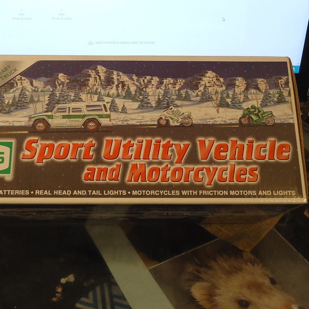 HESS 2004 Sport Utility Vehicle With Motorcycles - Picture 2 of 11